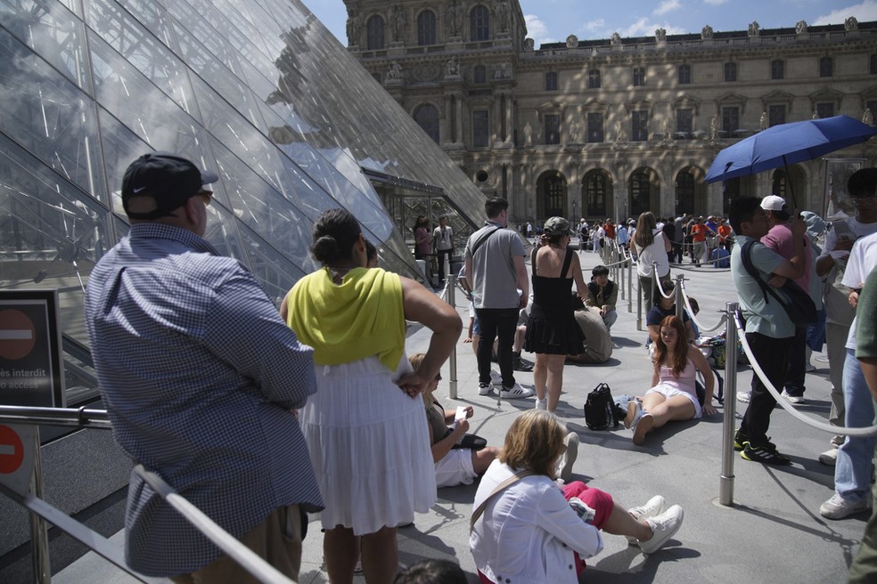 Turistas aguardam do lado de fora do museu do Louvre， que não abriu no horário previsto na segunda-feira， 16 de junho de 2025， em Paris. — Foto: Foto AP/Christophe Ena