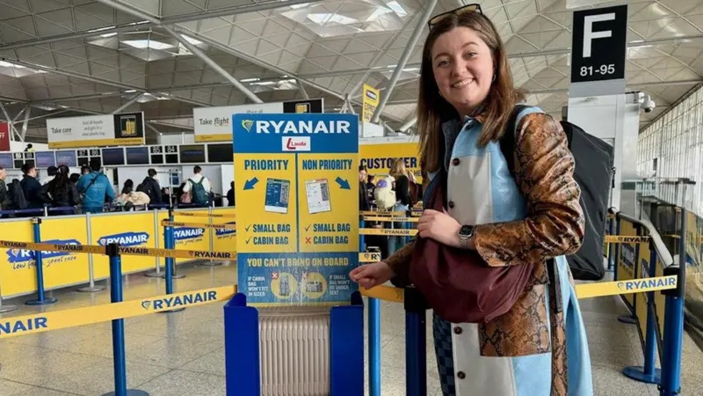 Chelsea Dickenson posta vídeos em que ela testa os tamanhos das malas nas estruturas de medidas dos aeroportos — Foto: Getty Images via BBC