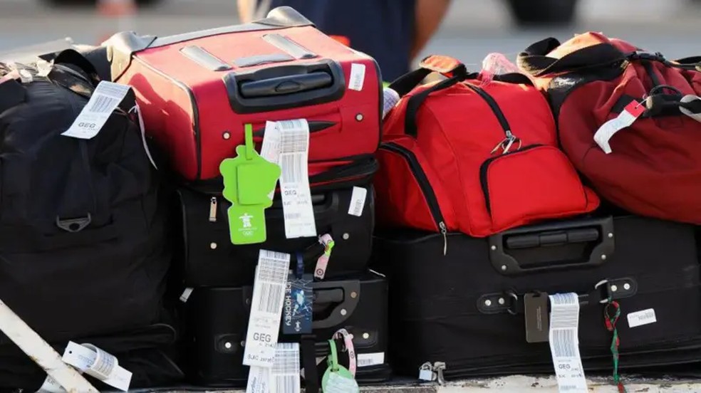 Só nos Estados Unidos， as companhias aéreas faturaram US$ 7.2 bilhões com taxas de despacho de bagagem no ano passado — Foto: Getty Images via BBC