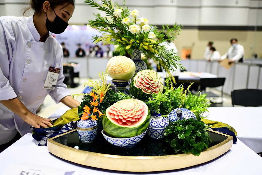 Participante expõe esculturas com frutas na 26ª Copa Internacional de Culinária da Tailândia — Foto: Manan Vatsyayana/AFP