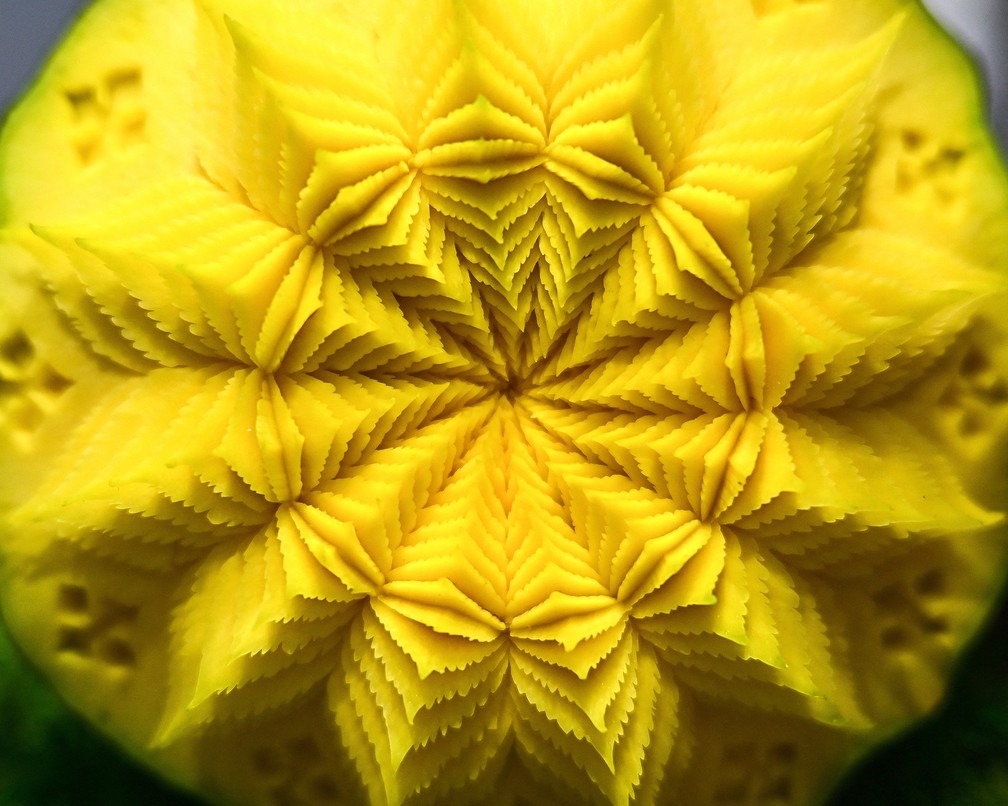 Padrão espectral detalhista esculpido em uma abóbora chama atenção na 26ª Copa Internacional de Culinária da Tailândia — Foto: Manan Vatsyayana/AFP