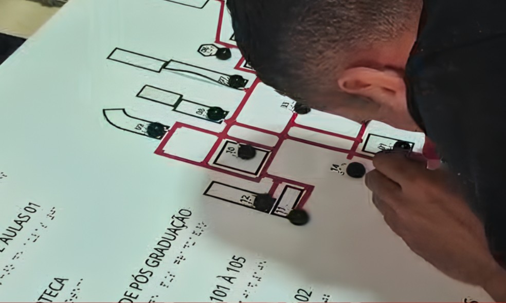 Estudantes da UFRB desenvolvem mapa tátil sonoro para ampliar acessibilidade — Foto: UFRB
