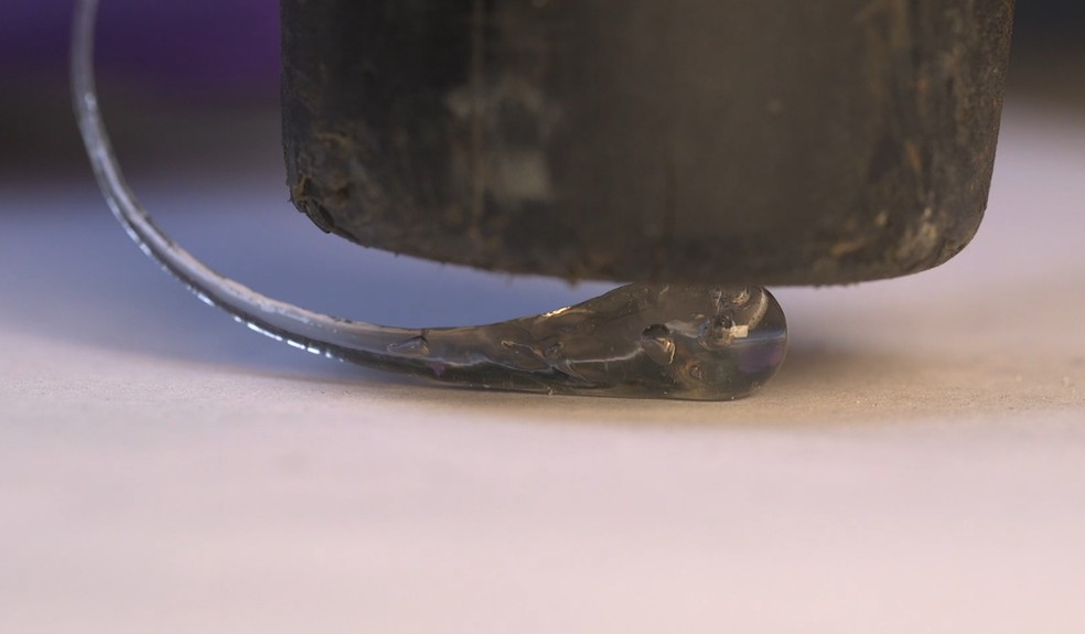 Prensa pode exercer força de toneladas e， ainda assim， não quebrar a gota — Foto: Perdue University