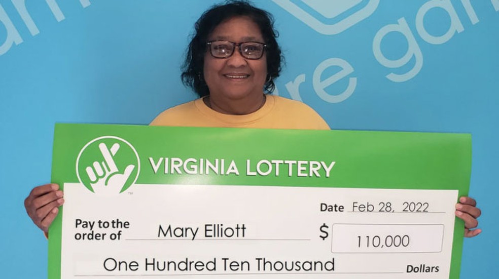 Mary Elliot mostra cheque com seu prêmio — Foto: Divulgação/Virginia Lottery