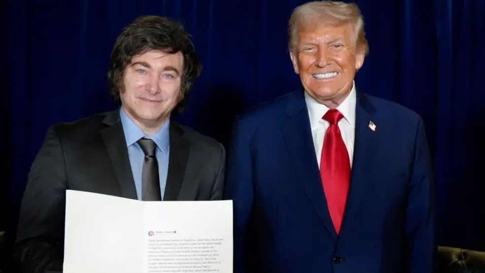 Trump deu a Milei uma cópia de uma mensagem de rede social que escreveu em apoio ao presidente argentino na terça-feira em Nova York — Foto: Governo dos EUA
